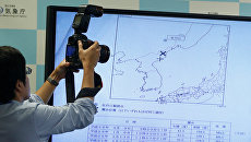 Журналист фотографирует карту Корейского полуострова с отмеченным местом сейсмособытия в КНДР. 9 сентября 2016 Журналист фотографирует карту Корейского полуострова с отмеченным местом сейсмособытия в КНДР. 9 сентября 2016