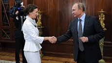 Президент РФ Владимир Путин и Анна Кузнецова, назначенная Уполномоченным при президенте по правам ребенка, во время встречи в Кремле. 9 сентября 2016 Президент РФ Владимир Путин и Анна Кузнецова, назначенная Уполномоченным при президенте по правам ребенка, во время встречи в Кремле. 9 сентября 2016