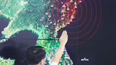 Специалист отдела мониторинга сейсмической активности Южной Кореи на брифинге в Сеуле. Архивное фото Специалист отдела мониторинга сейсмической активности Южной Кореи на брифинге в Сеуле. Архивное фото