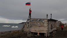 Сотрудники консервируют полярную станцию на зимний период в бухте Тихая на острове Гукера архипелага Земля Франца-Иосифа Сотрудники консервируют полярную станцию на зимний период в бухте Тихая на острове Гукера архипелага Земля Франца-Иосифа