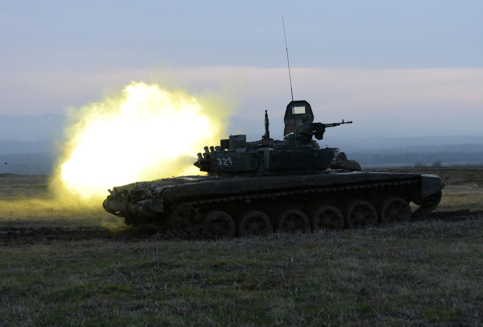 Танк Т-72Б3 17-й отдельной мотострелковой бригады 58-й армии на огневом рубеже во время соревнований по танковому биатлону Танк Т-72Б3 17-й отдельной мотострелковой бригады 58-й армии на огневом рубеже во время соревнований по танковому биатлону