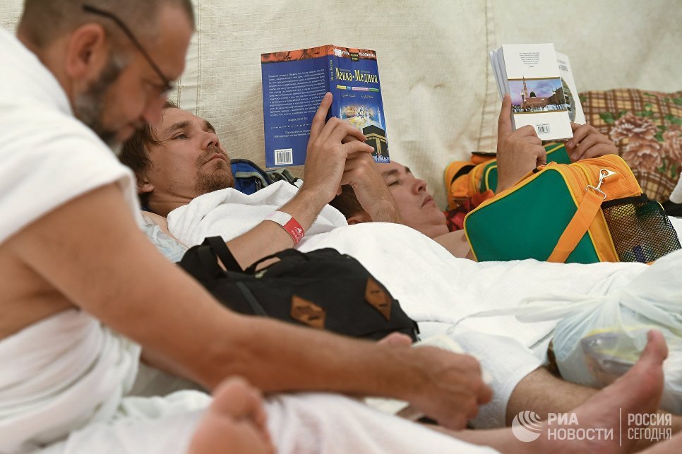 Группа паломников из России в палаточном лагере в Мине Группа паломников из России в палаточном лагере в Мине