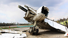Обломки польского правительственного самолета Ту-154 на охраняемой площадке аэродрома в Смоленске. Архивное фото Обломки польского правительственного самолета Ту-154 на охраняемой площадке аэродрома в Смоленске. Архивное фото