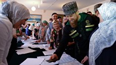 Временно исполняющий обязанности главы Чечни Рамзан Кадыров (второй справа) в единый день голосования на избирательном участке №165 в селе Центарой Временно исполняющий обязанности главы Чечни Рамзан Кадыров (второй справа) в единый день голосования на избирательном участке №165 в селе Центарой
