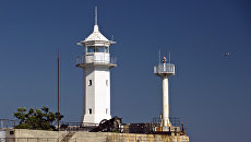 Маяк морского торгового порта в Ялте. Архивное фото Маяк морского торгового порта в Ялте. Архивное фото