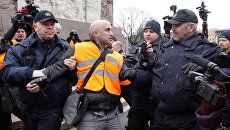 Сотрудники полиции задерживают бывшего внештатного корреспондента телеканала RT Грэма Филлипса во время шествия латышского легиона Ваффен СС в Риге Сотрудники полиции задерживают бывшего внештатного корреспондента телеканала RT Грэма Филлипса во время шествия латышского легиона Ваффен СС в Риге