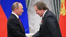 Президент РФ Владимир Путин и художественный руководитель Санкт-Петербургского Дома музыки Сергей Ролдугин на церемонии вручения государственных наград за выдающиеся достижения. 22 сентября 2016 Президент РФ Владимир Путин и художественный руководитель Санкт-Петербургского Дома музыки Сергей Ролдугин на церемонии вручения государственных наград за выдающиеся достижения. 22 сентября 2016