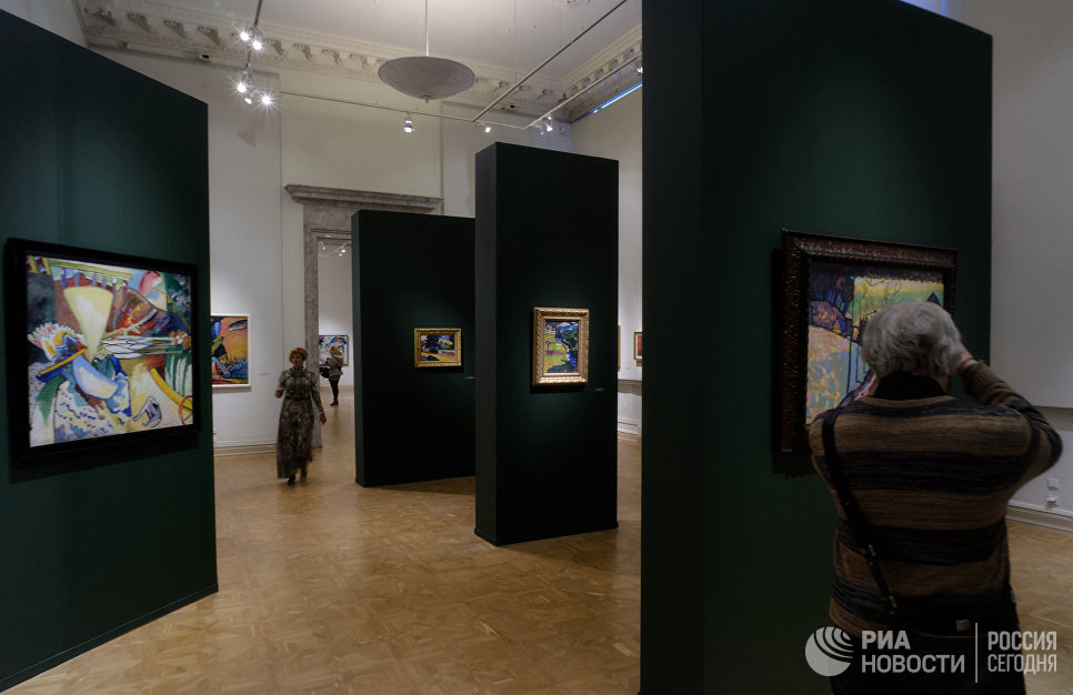 Посетители на открытии выставки Василий Кандинский и Россия в корпусе Бенуа Русского музея в Санкт-Петербурге Посетители на открытии выставки Василий Кандинский и Россия в корпусе Бенуа Русского музея в Санкт-Петербурге