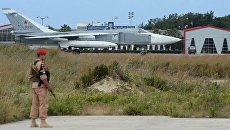 Российский самолет Су-24 на взлетно-посадочной полосе на авиабазе Хмеймим в Сирии. Архивное фото Российский самолет Су-24 на взлетно-посадочной полосе на авиабазе Хмеймим в Сирии. Архивное фото