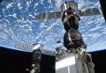 Корабли: Союз, пристыкованный к модулю Рассвет и Прогресс у стыковочного отсека Пирс Корабли: Союз, пристыкованный к модулю Рассвет и Прогресс у стыковочного отсека Пирс