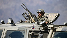 Военнослужащий в бронеавтомобиле Тигр. Архивное фото Военнослужащий в бронеавтомобиле Тигр. Архивное фото