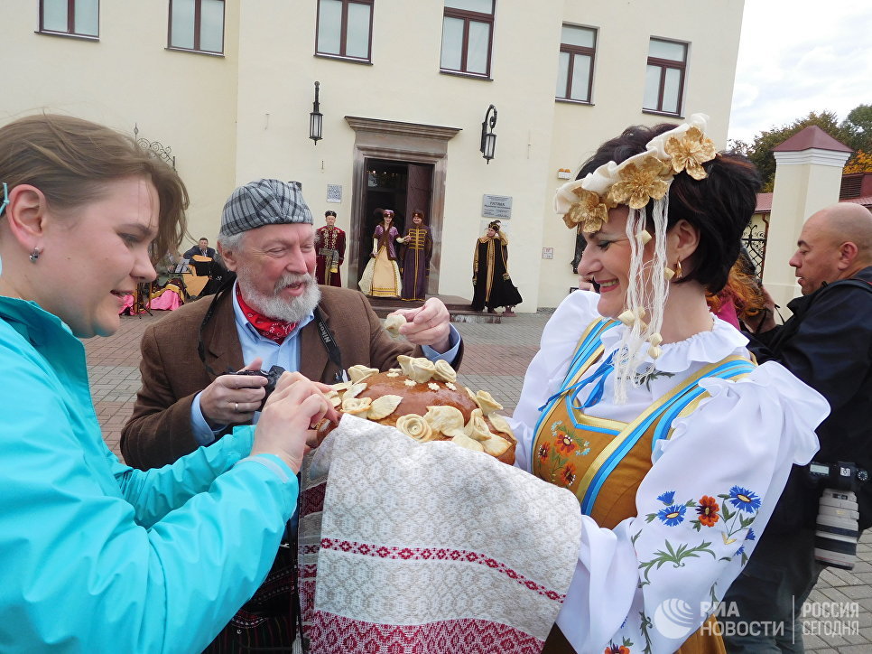 Встреча журналистов на площади у Ратуши города Несвиж Встреча журналистов на площади у Ратуши города Несвиж