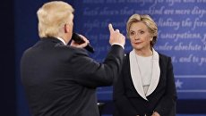 Дональд Трамп и Хиллари Клинтон во время предвыборных дебатов. 9 октября 2016 года Дональд Трамп и Хиллари Клинтон во время предвыборных дебатов. 9 октября 2016 года