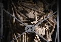 Фрагмент 16-метрового памятника Святому равноапостольному князю Владимиру, монтаж которого проходит на Боровицкой площади в Москве Фрагмент 16-метрового памятника Святому равноапостольному князю Владимиру, монтаж которого проходит на Боровицкой площади в Москве