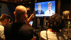 People watching the broadcast of the debate between Donald Trump and Hillary Clinton.  Archival photo