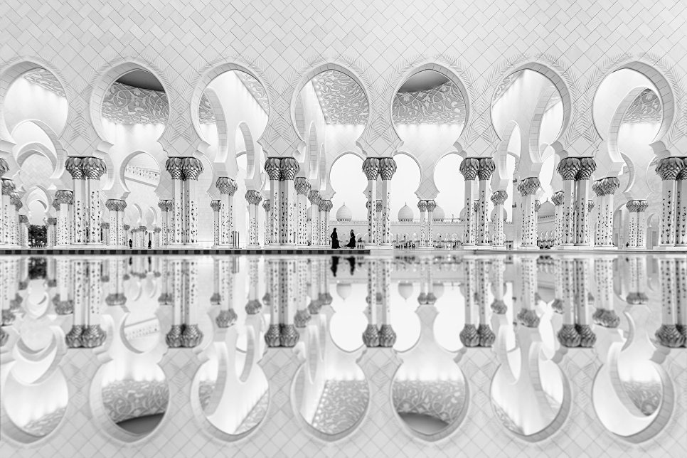 Работа фотографа из ОАЭ Ali Al Hajri Women Reflection, занявшая второе место в категории Архитектура на фотоконкурсе Siena International Photography Awards