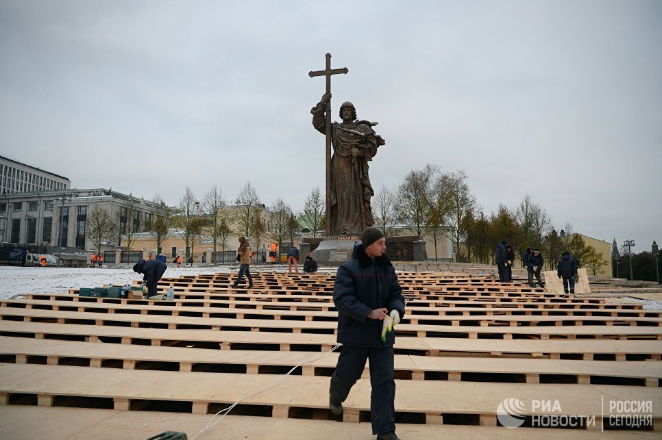 Памятник с крестом на красной площади памятники на могилу никодаев