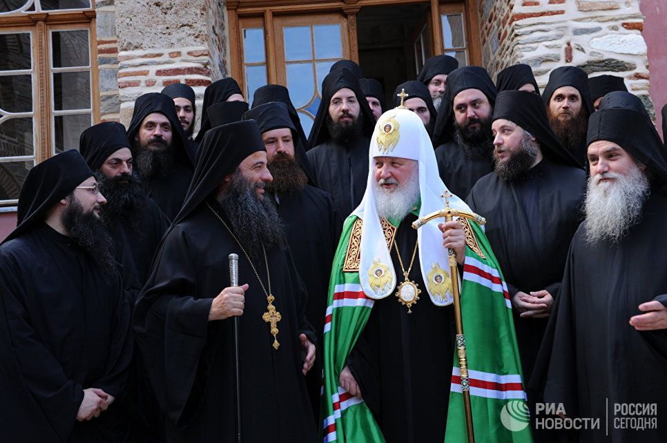 Патриарх Московский и Всея Руси Кирилл общается с братией монастыря Пантократор на горе Афон Патриарх Московский и Всея Руси Кирилл общается с братией монастыря Пантократор на горе Афон