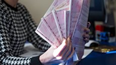 Сотрудник страховой компании демонстрирует страховой полис ОСАГО. Архивное фото Сотрудник страховой компании демонстрирует страховой полис ОСАГО. Архивное фото