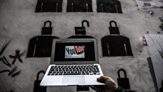 Логотип YouTube на экране ноутбука. Архивное фото Логотип YouTube на экране ноутбука. Архивное фото