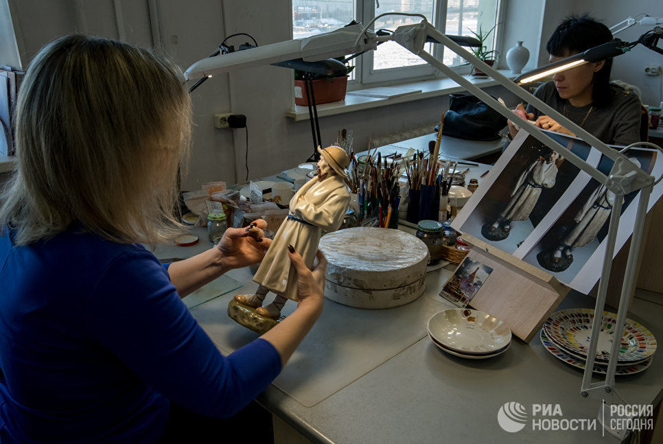 Сотрудница производственного цеха на Императорском Фарфоровом заводе в Санкт-Петербурге Сотрудница производственного цеха на Императорском Фарфоровом заводе в Санкт-Петербурге