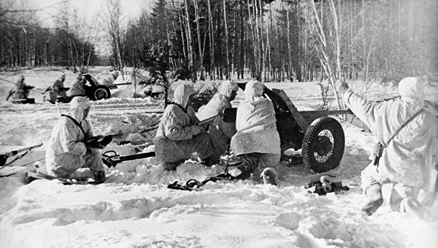 Soviet infantrymen advance through ruins in Yukhnov, during the Rzhev ...