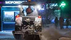 Уборка снега в Москве. Архивное фото Уборка снега в Москве. Архивное фото