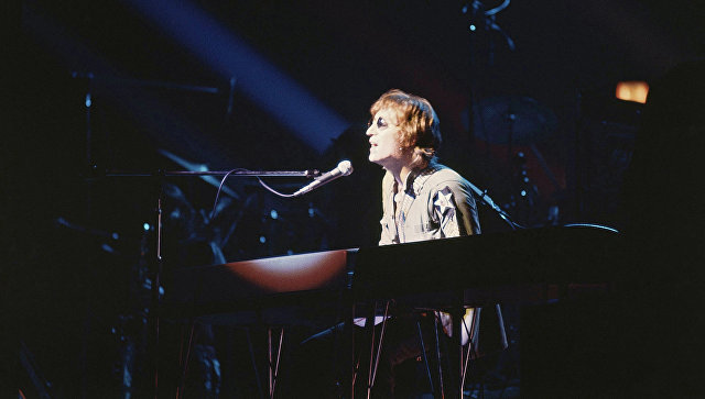 Джон Леннон во время благотворительного концерта в Нью-Йорке, США. Архивное фото