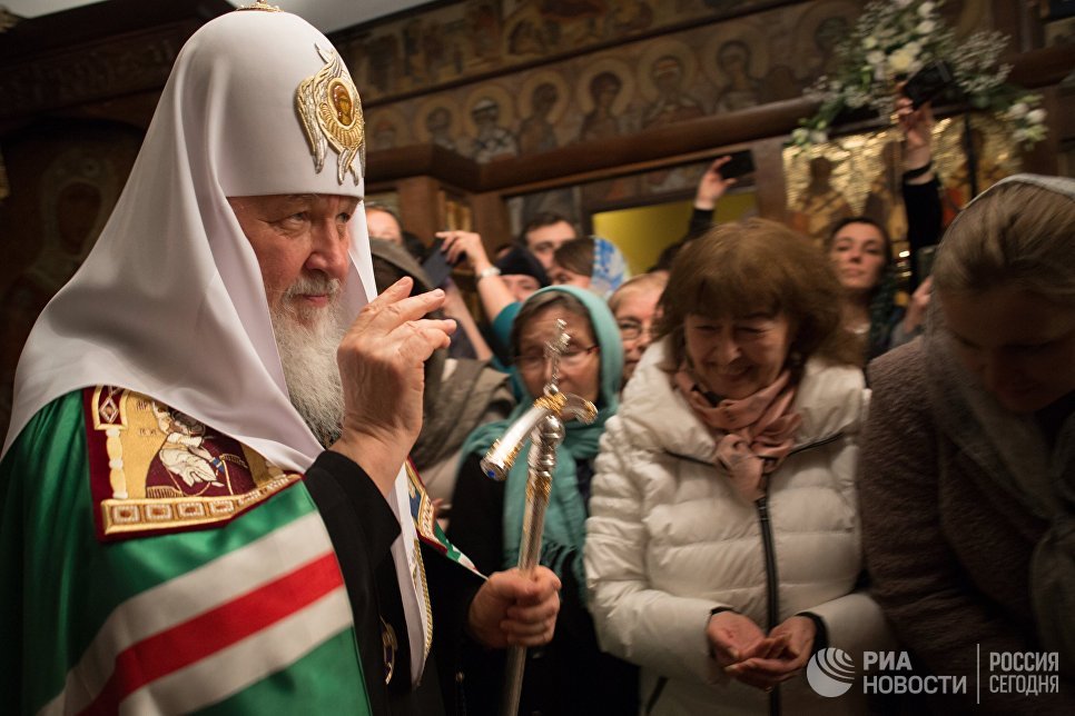Патриарх Московский и всея Руси Кирилл во время утрени всенощного бдения в парижском храме Трех святителей, проходящей в рамках его визита во Францию Патриарх Московский и всея Руси Кирилл во время утрени всенощного бдения в парижском храме Трех святителей, проходящей в рамках его визита во Францию