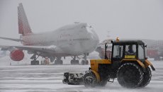 Уборка снега в аэропорту Внуково. Архивное фото Уборка снега в аэропорту Внуково. Архивное фото