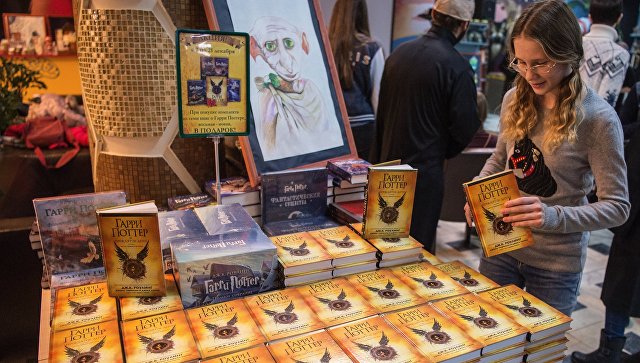Посетителям книжной ярмарки "Букмаркет" вручают новую книгу о Гарри Поттере