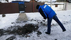 Сотрудник ОБСЕ осматривает воронку после обстрела украинскими силовиками Куйбышевского района Донецка. Архивное фото Сотрудник ОБСЕ осматривает воронку после обстрела украинскими силовиками Куйбышевского района Донецка. Архивное фото