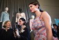 Модель демонстрирует одежду на открытии выставки I love Chanel. Частные коллекции Модель демонстрирует одежду на открытии выставки I love Chanel. Частные коллекции