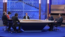 Председатель правительства РФ Дмитрий Медведев во время интервью российским телеканалам в студии телецентра Останкино. 15 декабря 2015 Председатель правительства РФ Дмитрий Медведев во время интервью российским телеканалам в студии телецентра Останкино. 15 декабря 2015