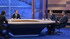 Председатель правительства РФ Дмитрий Медведев во время интервью российским телеканалам в студии телецентра Останкино. 15 декабря 2015 Председатель правительства РФ Дмитрий Медведев во время интервью российским телеканалам в студии телецентра Останкино. 15 декабря 2015
