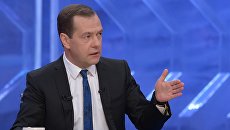 Председатель правительства РФ Дмитрий Медведев во время интервью российским телеканалам в студии телецентра Останкино. 15 декабря 2015 Председатель правительства РФ Дмитрий Медведев во время интервью российским телеканалам в студии телецентра Останкино. 15 декабря 2015