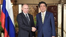 Президент РФ Владимир Путин во время встречи с премьер-министром Японии Синдзо Абэ в Нагато, Япония. 15 декабря 2016. Архивное фото Президент РФ Владимир Путин во время встречи с премьер-министром Японии Синдзо Абэ в Нагато, Япония. 15 декабря 2016. Архивное фото