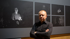 Специальный фотокорреспондент МИА Россия сегодня Валерий Мельников, одержавший победу на международном конкурсе Bourse du Talent в категории Портрет за серию фотографий Под землей (Underground), на открытии выставки победителей в Национальной библиотеке Франции Франсуа Миттерана в Париже Специальный фотокорреспондент МИА Россия сегодня Валерий Мельников, одержавший победу на международном конкурсе Bourse du Talent в категории Портрет за серию фотографий Под землей (Underground), на открытии выставки победителей в Национальной библиотеке Франции Франсуа Миттерана в Париже
