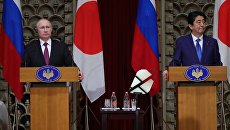 Президент РФ Владимир Путин и премьер-министр Японии Синдзо Абэ во время совместной пресс-конференции по итогам встречи в Токио. 16 декабря 2016 Президент РФ Владимир Путин и премьер-министр Японии Синдзо Абэ во время совместной пресс-конференции по итогам встречи в Токио. 16 декабря 2016