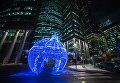 Светящийся новогодний шар, установленный на набережной у Московского международного делового центра Москва-Сити Светящийся новогодний шар, установленный на набережной у Московского международного делового центра Москва-Сити