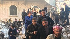 Жители восточного Алеппо в очереди за гуманитарной помощью после освобождения от террористов. Архивное фото Жители восточного Алеппо в очереди за гуманитарной помощью после освобождения от террористов. Архивное фото