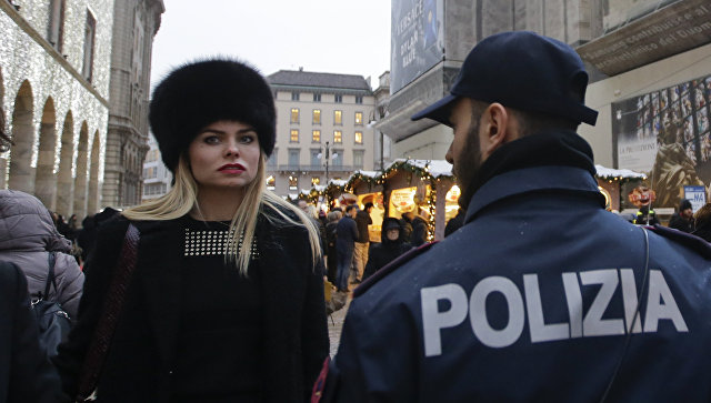 Сотрудник полиции на рождественском базаре в Милане. Архивное фото