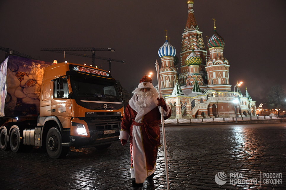 Дед Мороз возле специального автопоезда с главной Новогодней елкой России перед въездом на территорию московского Кремля Дед Мороз возле специального автопоезда с главной Новогодней елкой России перед въездом на территорию московского Кремля