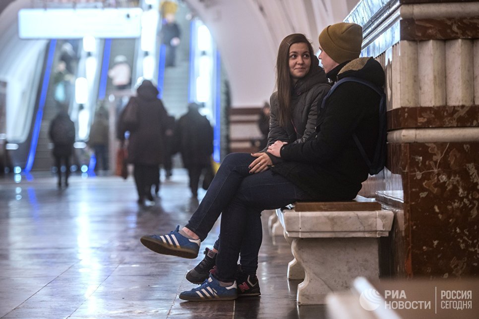 Пассажиры на станции метро Фрунзенская Пассажиры на станции метро Фрунзенская
