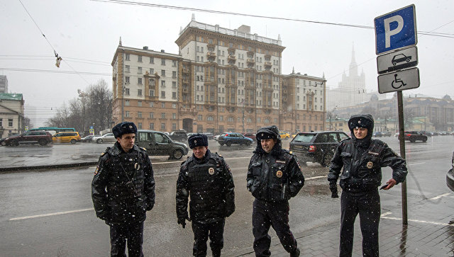 Сотрудники правоохранительных органов напротив здания посольства США в Москве