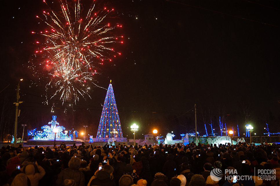 Праздничный фейерверк в честь наступления 2017 года на центральной площади в Томске Праздничный фейерверк в честь наступления 2017 года на центральной площади в Томске