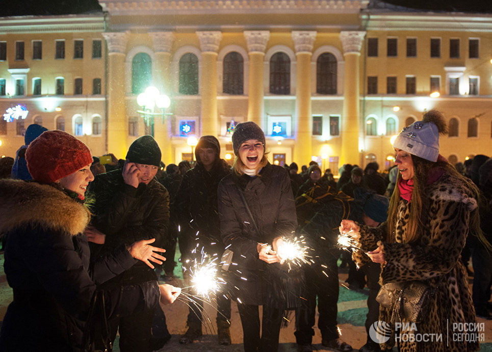 Местные жители во время встречи Нового 2017 года на центральной площади в Томске Местные жители во время встречи Нового 2017 года на центральной площади в Томске