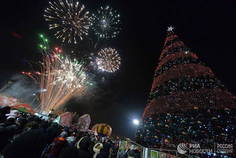 Праздничный салют в честь наступления 2017 года во время встречи Нового года на центральной площади во Владивостоке Праздничный салют в честь наступления 2017 года во время встречи Нового года на центральной площади во Владивостоке