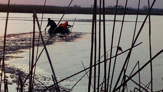 Поиски детей, провалившихся под лед на реке. Архивное фото
