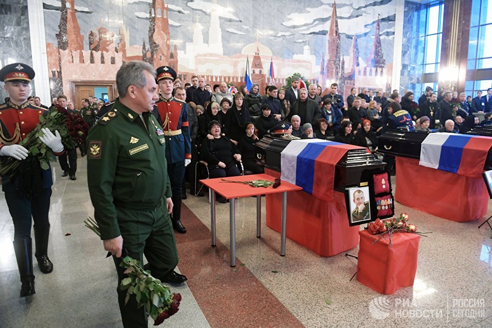 Министр обороны РФ, генерал армии Сергей Шойгу на церемонии прощания с погибшими при крушении самолета Ту-154 в Черном море на Федеральном военном мемориальном кладбище в Московской области Министр обороны РФ, генерал армии Сергей Шойгу на церемонии прощания с погибшими при крушении самолета Ту-154 в Черном море на Федеральном военном мемориальном кладбище в Московской области